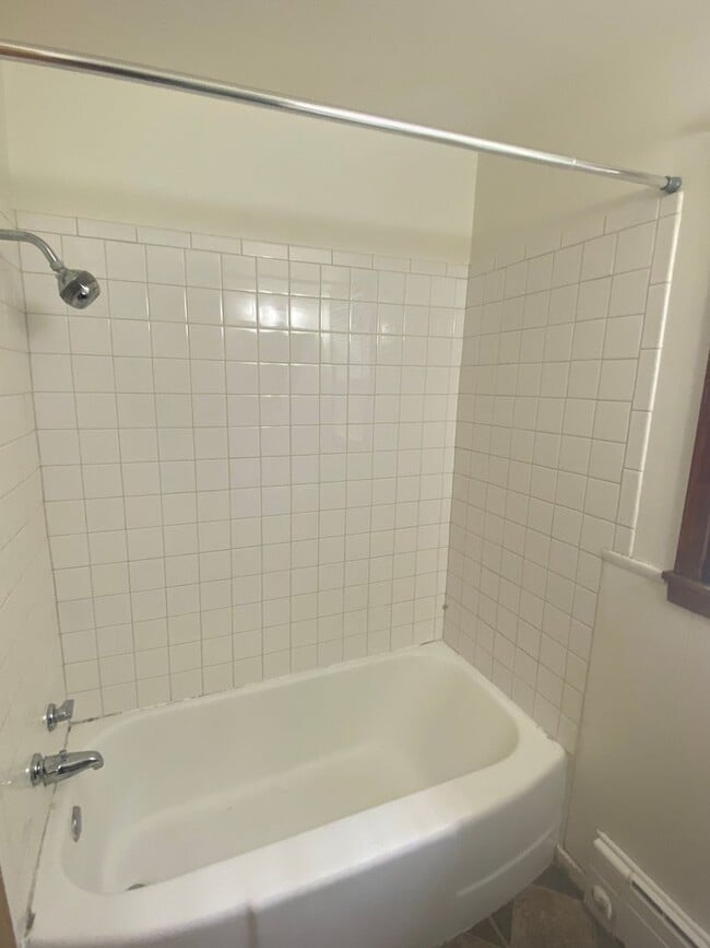 Building Photo - Spacious 3 bedroom, 1 bath duplex located in South Moorhead.