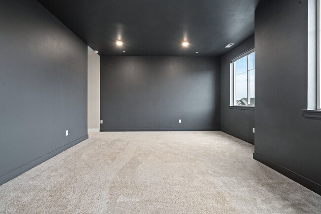 Building Photo - Newer 4-Bedroom Home in Bremerton