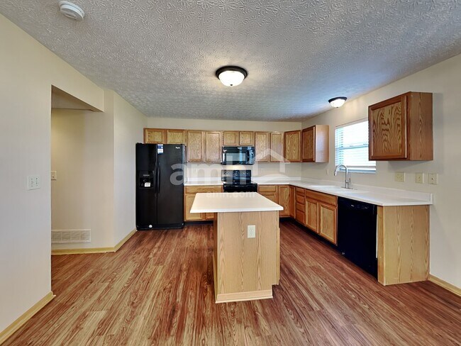 Building Photo - 906 Lakeway Ct E