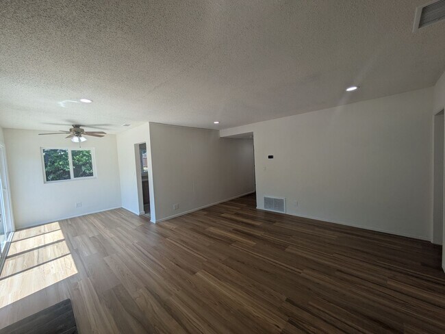 Building Photo - $$$$$$500 MOVE IN BONUS!!!!Freshly Remodel...