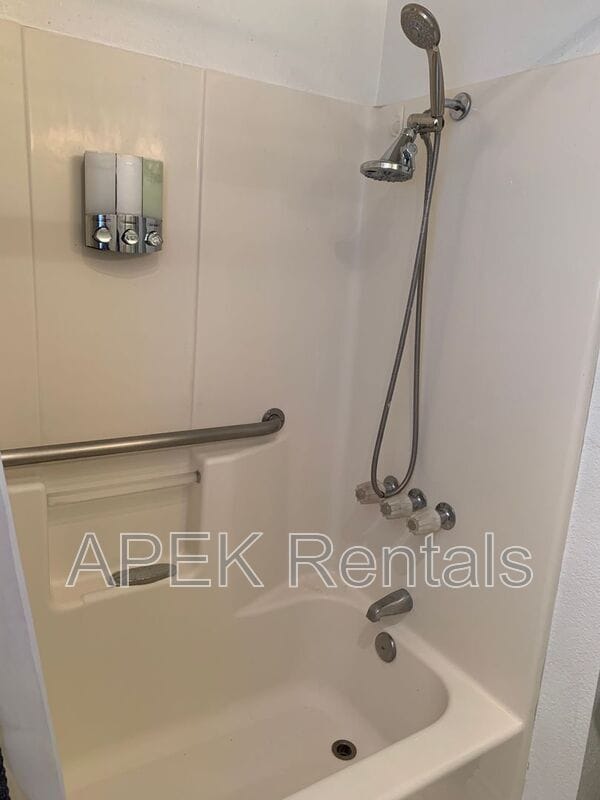 Building Photo - 61493 Desert Air Rd