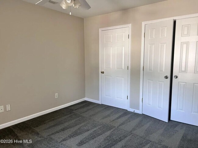 Building Photo - 3 Bedroom & 2.5 Bathroom Townhouse
