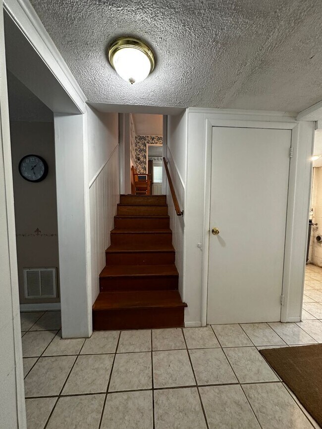 Building Photo - Partially furnished 3 bed/ 1.5 bath - Morristown, TN