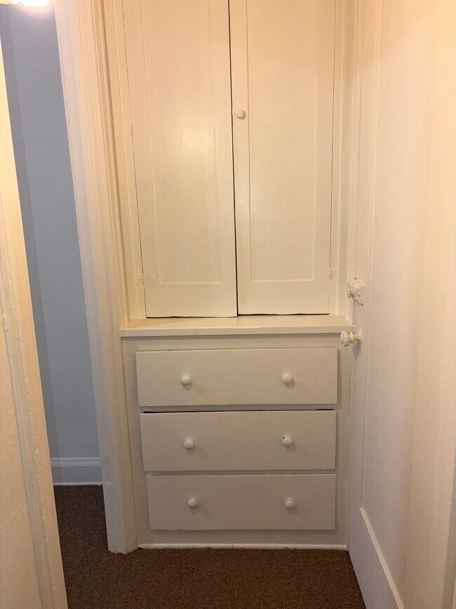 Good storage space - 4156 Rosewood Ave
