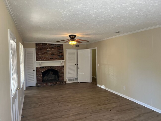 Building Photo - **UPCOMING**3 bedroom / 2 bathroom Home fo...
