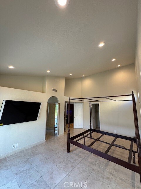 Building Photo - 3350 Deaver Dr