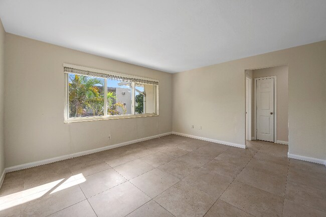 Building Photo - 930 SW 24th Ct
