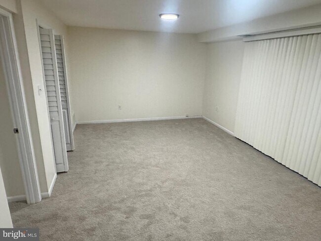 Building Photo - 9250 Three Oaks Dr