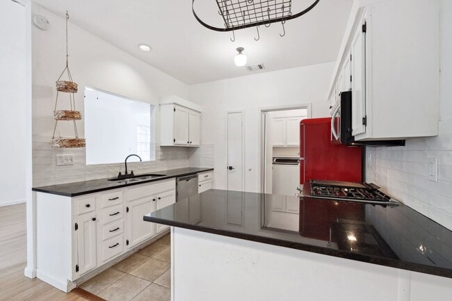 Building Photo - 6501 Brush Country Rd