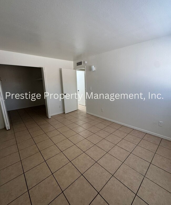 Building Photo - 2115-2117 N Bell Ave