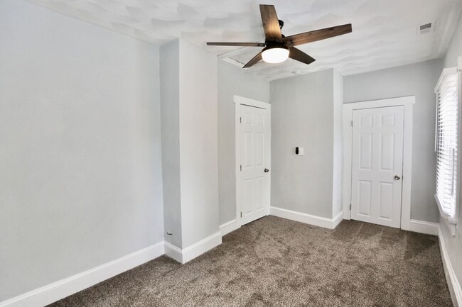 Building Photo - Updated & Ready 09-19-25! Pet Friendly - F...