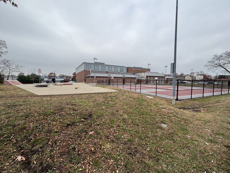 Building Photo - 554 Main St