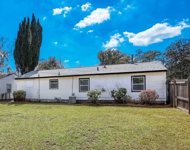 Building Photo - 2210 N Fernwood Dr