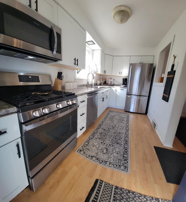 Building Photo - 3-bedroom, 1-bathroom home located on the picturesque Neville Island, PA.