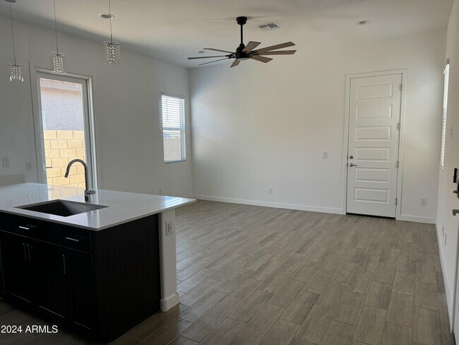 Building Photo - 7710 W Jackrabbit Ln
