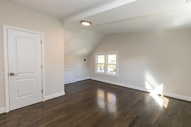 Building Photo - 564 Claymont Dr