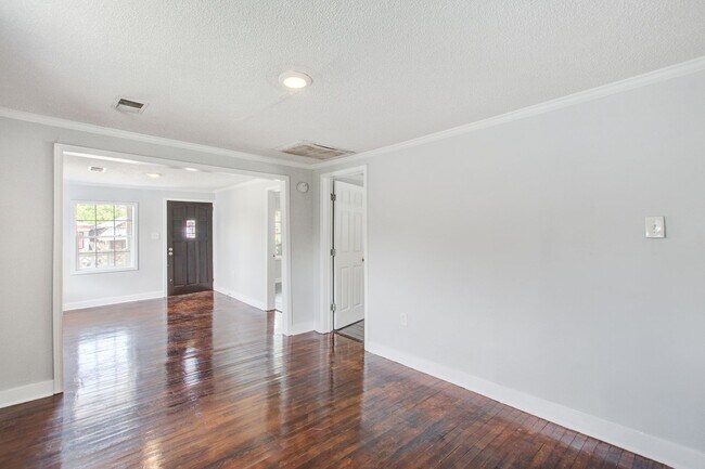 Building Photo - Modern Prime Location Near Park Circle