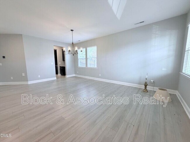 Building Photo - 504 Eno Dr