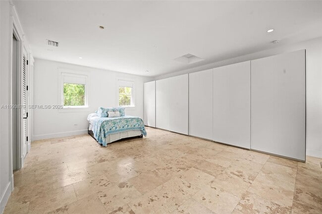 Building Photo - 530 Valencia Ave