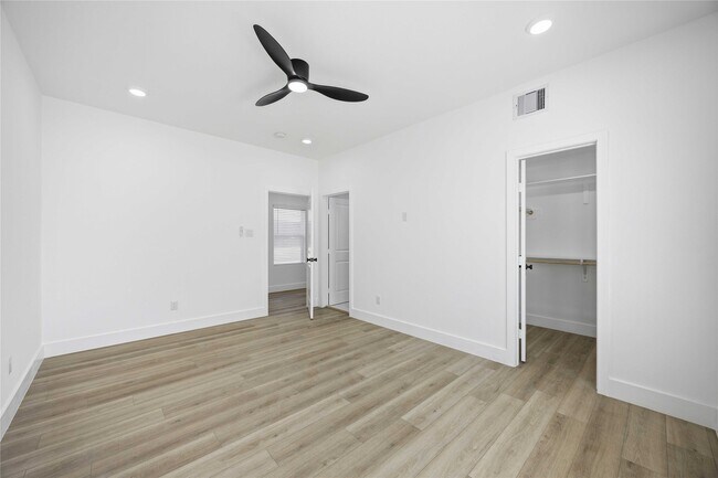 Building Photo - 801 E 32nd 1/2 St