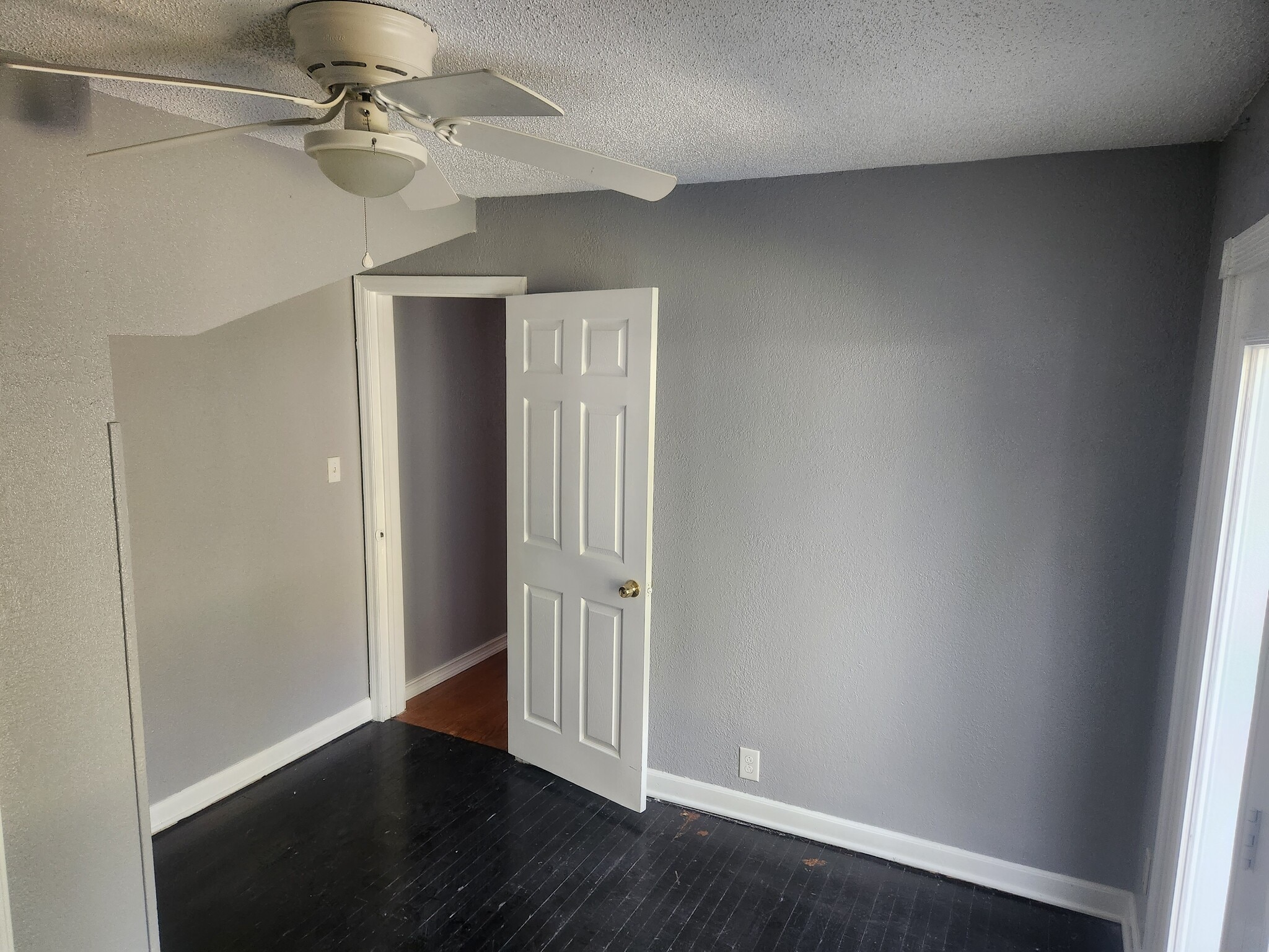 Building Photo - 5928 Fontana St