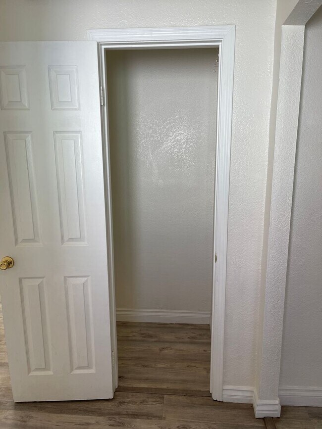 Building Photo - Large Upper 1 Bedroom 1 Bath in Long Beach!
