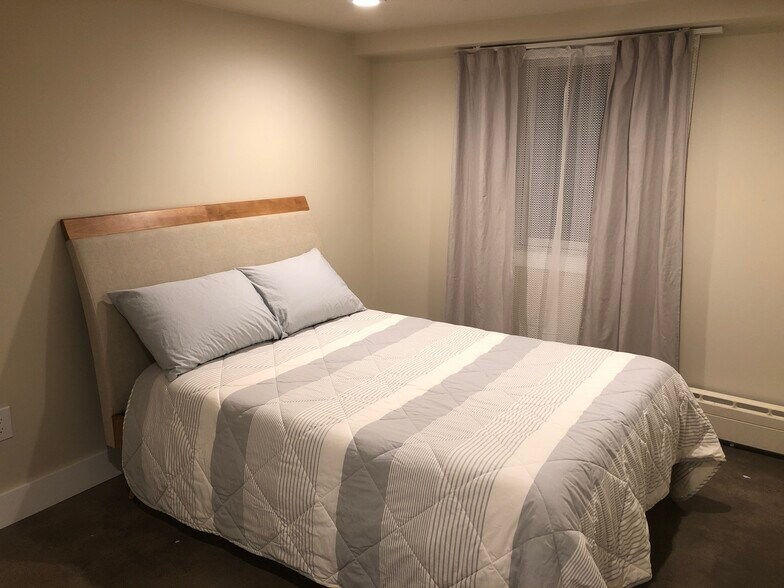 queen bed with large built in closet - 5252 NE 49th Ave