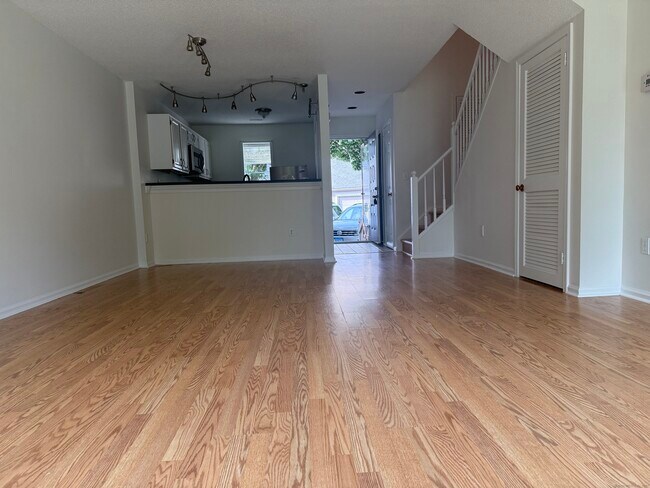 Building Photo - 11 Strathmore Ln