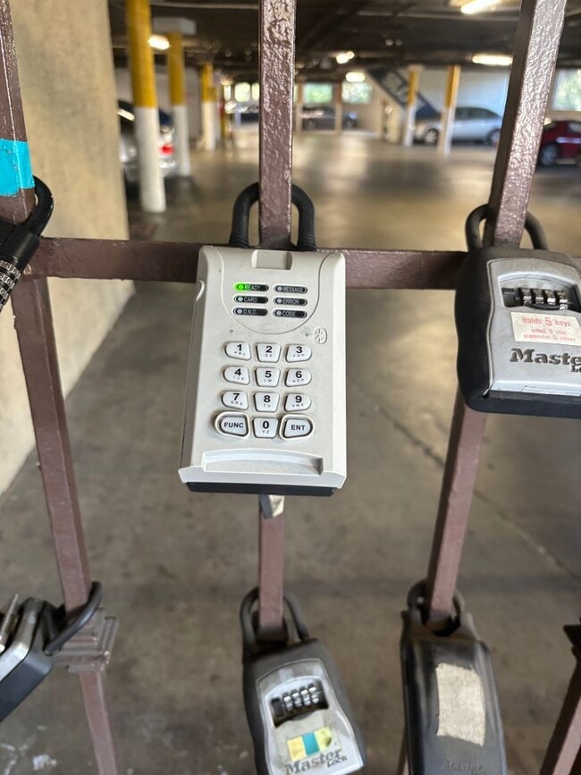 Building Photo - Gorgeous condo with Amazing Views!