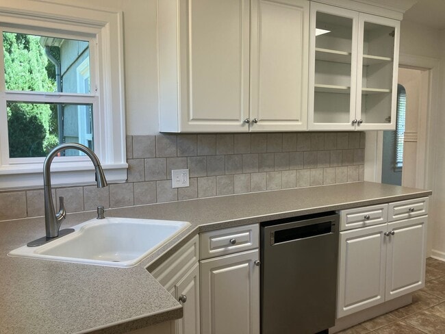 Building Photo - Charming Three Bedroom Home in Central Salem