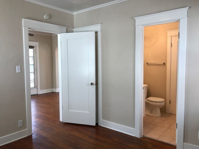 Building Photo - South Park Cottage-1BR 1BA-Freshley Painte...