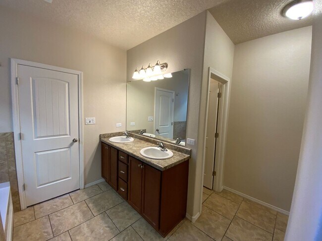 Building Photo - 4 Bedroom Home Available Near Golf Course ...