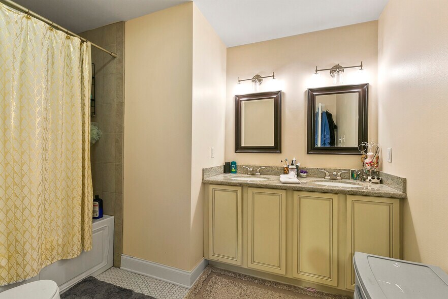 Building Photo - 6540 Fleur de Lis Dr