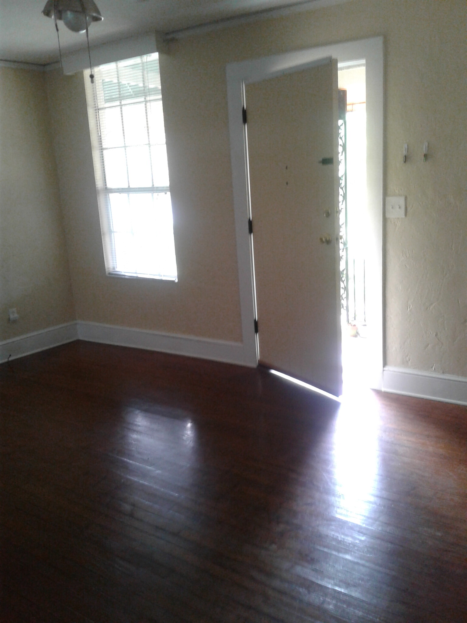 Front room facing front door - 558 E Park Ave