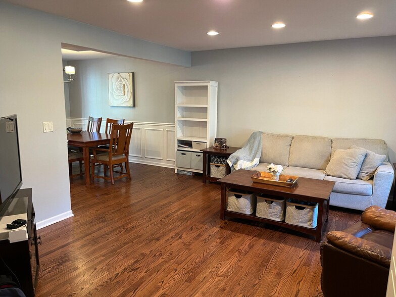 Building Photo - 889 E Stonebridge Ct