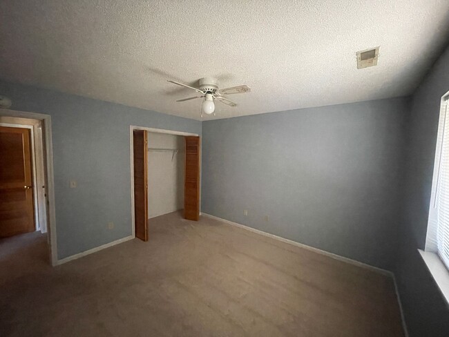 Building Photo - 2 Bedroom Condo