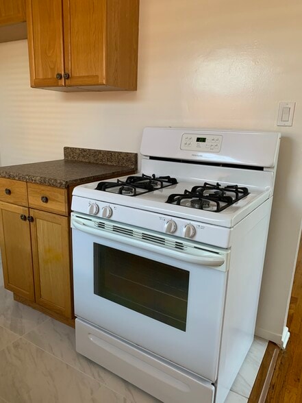 Stove/oven - 1517 Pontius Ave