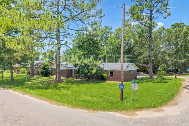 Building Photo - Stunning 4 BD / 2 BA in Bay Minette **Plus...