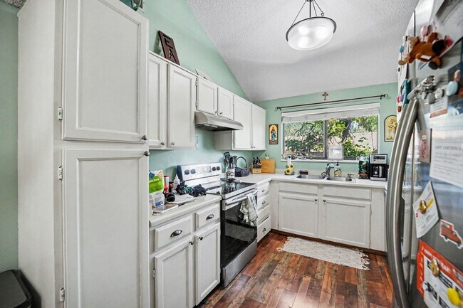 Building Photo - Cozy & Spacious 2BR Top-Floor Condo in Lakewood