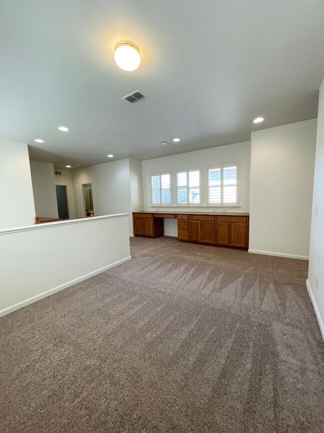 Building Photo - Great 3 bedroom 3 bath home