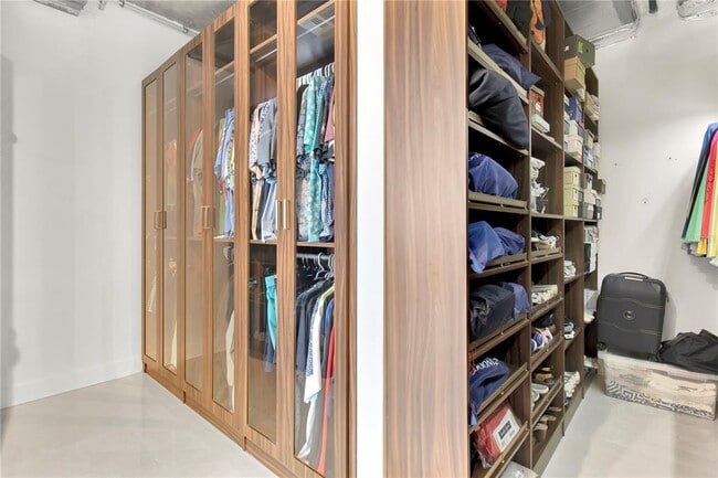 Building Photo - 150 E Robinson St