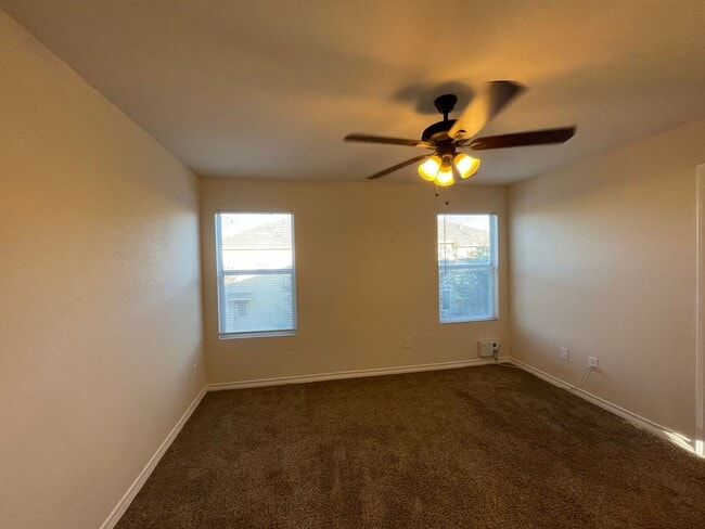Building Photo - Town home for rent