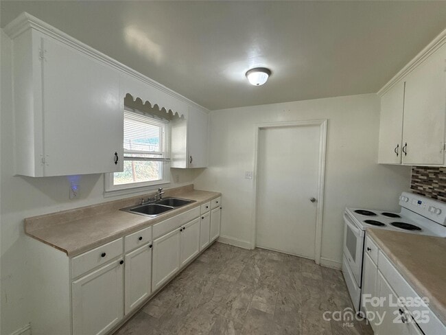 Building Photo - 6005 Waxhaw Hwy