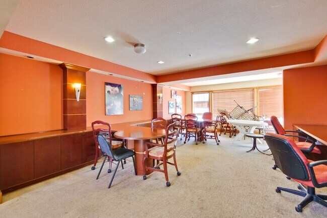Building Photo - 1 Bed 1 Bath With Lots of Amenities!