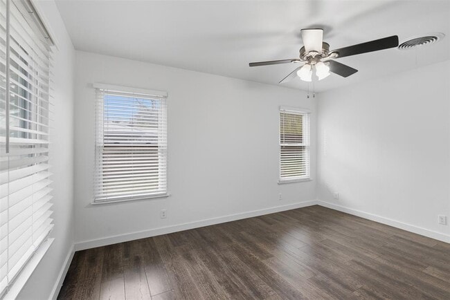 Building Photo - 2402 Little John Ln