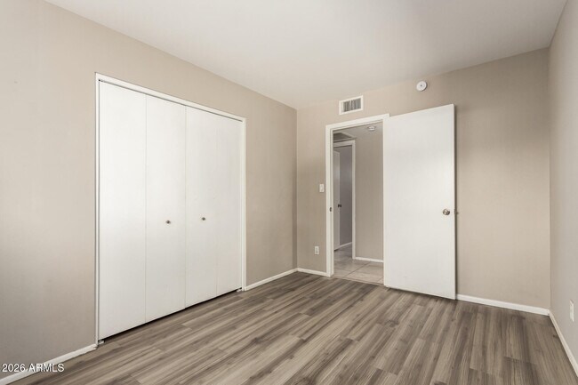 Building Photo - 105 E Manhatton Dr