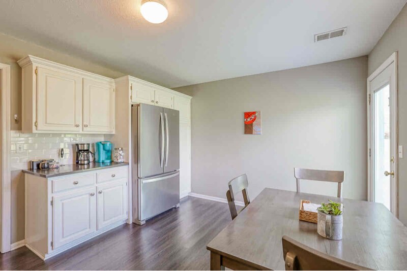 Building Photo - 232 SW Chartwell Cir