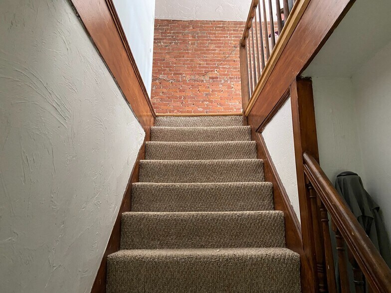 Building Photo - 64 Murdock St