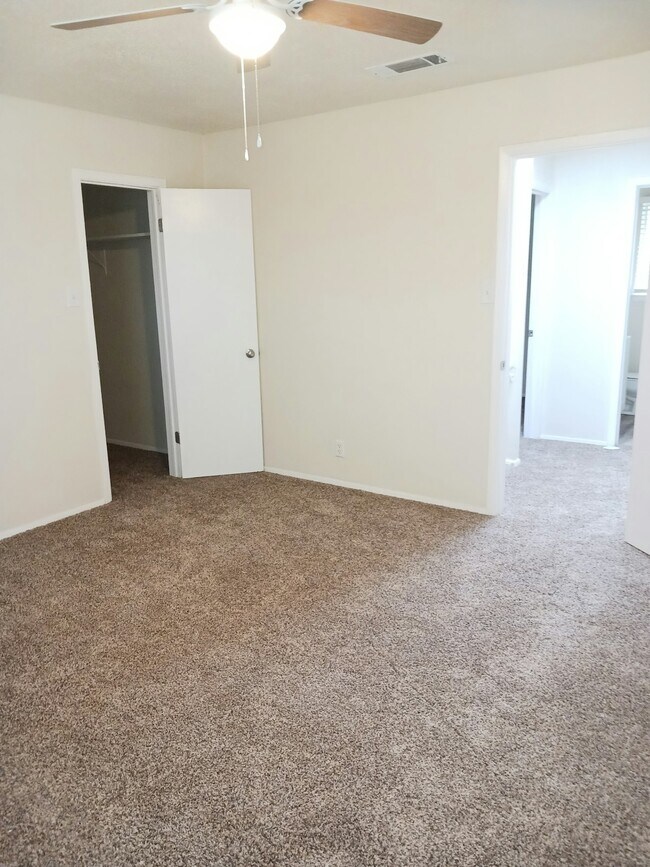 Building Photo - 801 Betsy Ross Dr