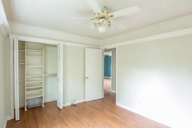 Building Photo - 205 Pinetree Dr